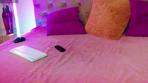 Snapshot of living_in_dreams chatting on 09/16/25, 06:36 Dream online show from 09/16/25, 06:36