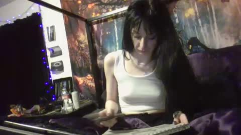 Snapshot of livmirage chatting on 12/28/24, 08:48 Liv Mirage online show from 12/28/24, 08:48