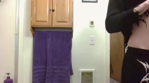 Snapshot of livmirage chatting on 02/24/25, 01:35 Liv Mirage online show from 02/24/25, 01:35