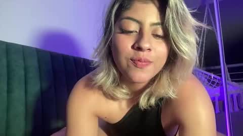 Lizeth online show from 10/28/25, 04:27