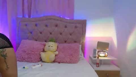 Snapshot of lizbecker_ chatting on 10/19/25, 03:51 Liz Becker online show from 10/19/25, 03:51