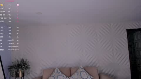 Snapshot of lizzhamilton_ chatting on 01/28/25, 03:47 Lizzi online show from 01/28/25, 03:47