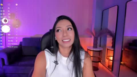 Snapshot of lizzhamilton_ chatting on 03/06/25, 08:37 Lizzi online show from 03/06/25, 08:37