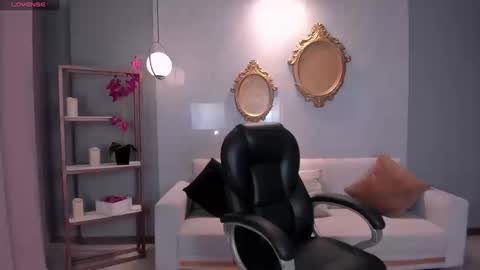 Snapshot of lizzhamilton_ chatting on 09/15/25, 08:42 Lizzi online show from 09/15/25, 08:42