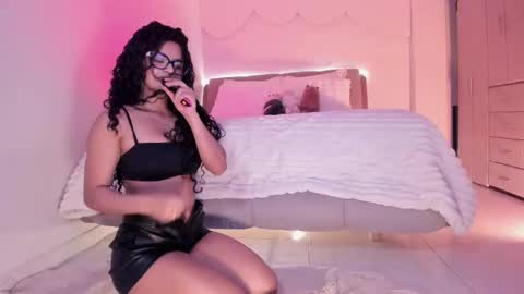 Snapshot of lm_kloeeh chatting on 09/27/25, 01:43 Kloe see you 28-11 to celebrate my birthday online show from 09/27/25, 01:43