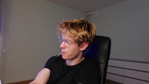 LOGAN FRASER online show from 10/23/25, 06:23