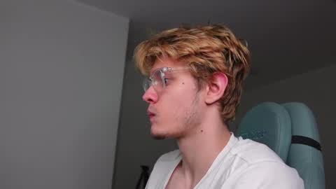 LOGAN FRASER online show from 10/30/25, 04:08