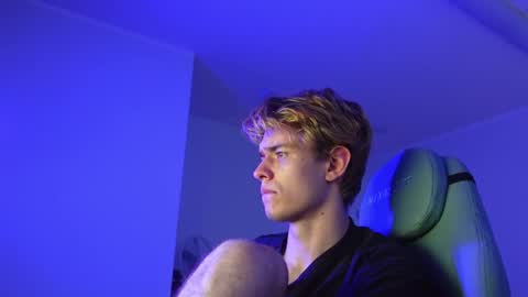 LOGAN FRASER online show from 11/06/25, 01:56