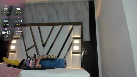 Snapshot of lola_hornei chatting on 10/25/25, 11:40 Lola online show from 10/25/25, 11:40