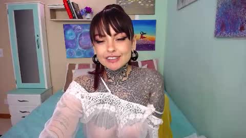 Snapshot of lolabrouse__ chatting on 12/31/24, 08:56 Lola online show from 12/31/24, 08:56