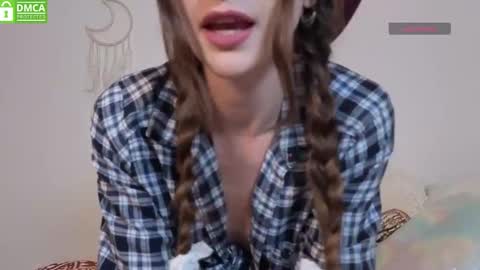 Snapshot of lolariv chatting on 10/31/25, 12:33 Lola 3 online show from 10/31/25, 12:33