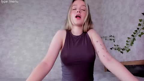 Mia online show from 11/11/25, 04:34