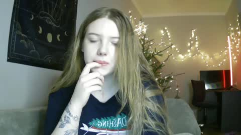 Snapshot of lollylol11 chatting on 01/11/25, 04:14 Lilly online show from 01/11/25, 04:14