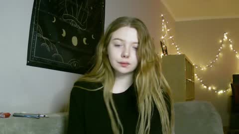 Snapshot of lollylol11 chatting on 01/15/25, 08:05 Lilly online show from 01/15/25, 08:05