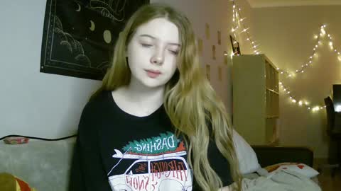 Snapshot of lollylol11 chatting on 01/16/25, 06:27 Lilly online show from 01/16/25, 06:27