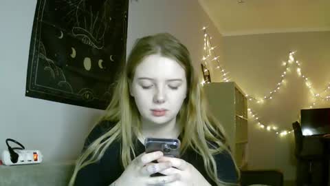 Snapshot of lollylol11 chatting on 01/16/25, 09:30 Lilly online show from 01/16/25, 09:30