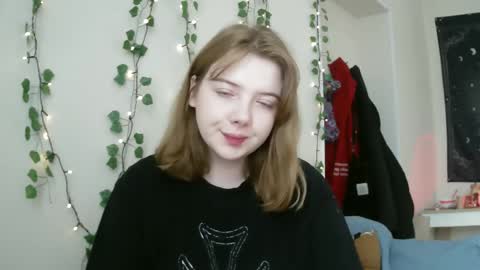 Snapshot of lollylol11 chatting on 03/11/25, 10:18 Lilly online show from 03/11/25, 10:18