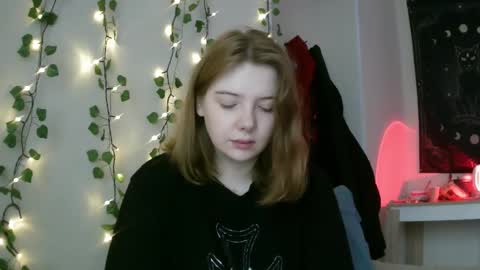 Snapshot of lollylol11 chatting on 03/11/25, 01:23 Lilly online show from 03/11/25, 01:23
