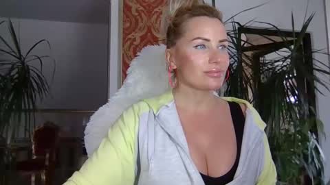 Snapshot of lollyta2023 chatting on 02/01/25, 12:05 Roxy online show from 02/01/25, 12:05