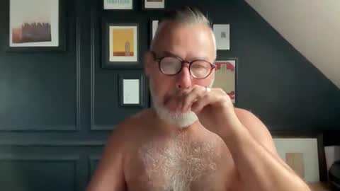 Snapshot of londongent2023 chatting on 09/10/25, 08:03 EnglishBear online show from 09/10/25, 08:03
