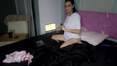 Snapshot of londynsworld chatting on 11/19/25, 12:10 LONDYN online show from 11/19/25, 12:10