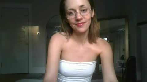 Snapshot of looking444love888 chatting on 09/09/25, 10:53 Elanor online show from 09/09/25, 10:53
