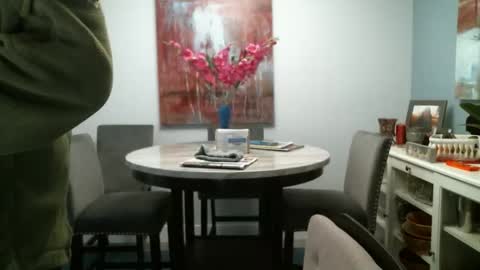 Snapshot of loop102 chatting on 10/27/25, 12:36 loop102 online show from 10/27/25, 12:36