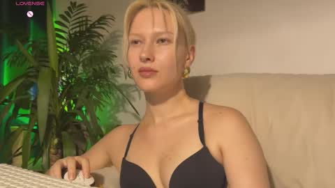 Snapshot of lora_hellyeah chatting on 09/18/25, 04:20 Lora heil online show from 09/18/25, 04:20