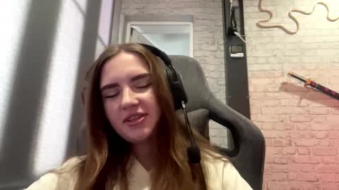Snapshot of loreanyeatman chatting on 10/14/25, 05:19 Molly online show from 10/14/25, 05:19