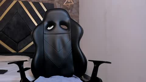  L O R E N Z O  Thumbs Up help  online show from 03/06/25, 09:42