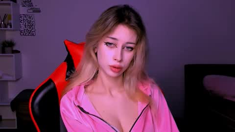 Lori online show from 10/23/25, 07:34