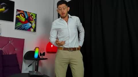 Snapshot of louis_bcasta1 chatting on 02/14/25, 11:10 OF louis bcasta1 online show from 02/14/25, 11:10