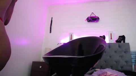 Snapshot of louise_nails chatting on 12/19/24, 01:29  LouIse  online show from 12/19/24, 01:29