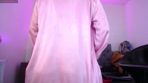 Snapshot of louise_nails chatting on 01/15/25, 08:58  LouIse  online show from 01/15/25, 08:58