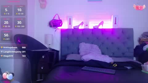 Snapshot of louise_nails chatting on 02/27/25, 09:04  LouIse  online show from 02/27/25, 09:04