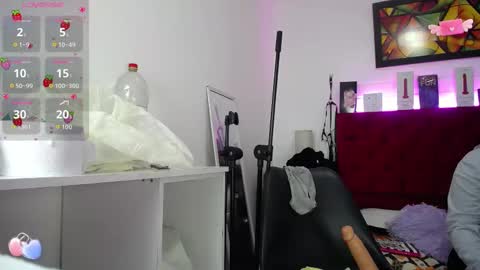 Snapshot of louise_nails chatting on 09/09/25, 11:43  LouIse  online show from 09/09/25, 11:43