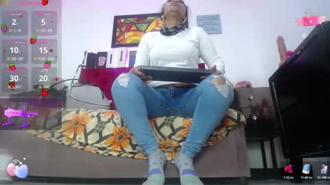 Snapshot of louise_nails chatting on 09/15/25, 12:49  LouIse  online show from 09/15/25, 12:49