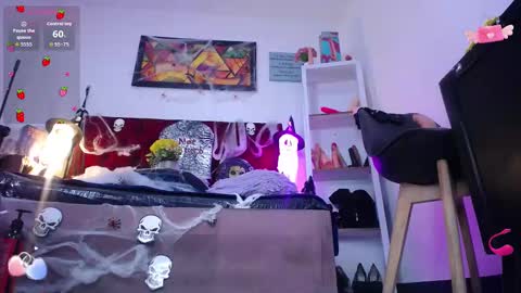 Snapshot of louise_nails chatting on 10/21/25, 12:28  LouIse  online show from 10/21/25, 12:28