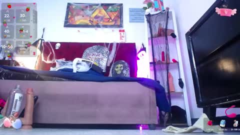 Snapshot of louise_nails chatting on 10/29/25, 12:18  LouIse  online show from 10/29/25, 12:18