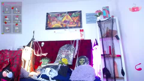 Snapshot of louise_nails chatting on 10/30/25, 12:28  LouIse  online show from 10/30/25, 12:28