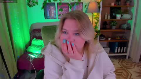 Snapshot of louisemous chatting on 11/30/25, 10:25 Loise online show from 11/30/25, 10:25