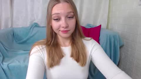 Snapshot of love_bella_ chatting on 09/24/25, 12:25 love bella online show from 09/24/25, 12:25