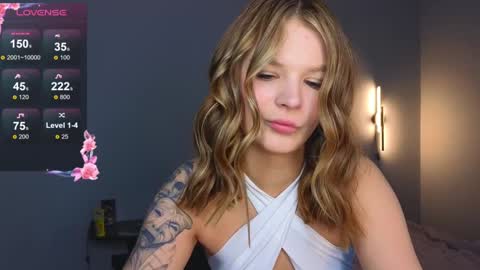 Snapshot of lovely_babyy chatting on 12/17/24, 02:44 Jenny online show from 12/17/24, 02:44