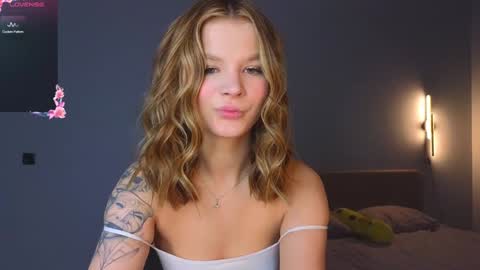 Snapshot of lovely_babyy chatting on 12/23/24, 11:49 Jenny online show from 12/23/24, 11:49