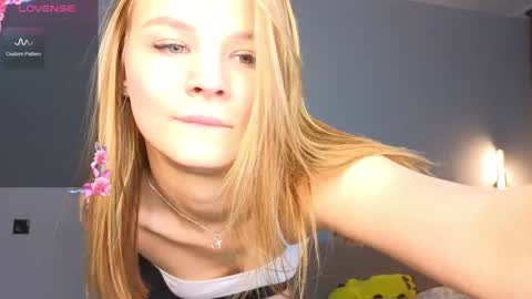 Snapshot of lovely_babyy chatting on 12/31/24, 06:48 Jenny online show from 12/31/24, 06:48