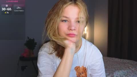 Snapshot of lovely_babyy chatting on 01/07/25, 08:03 Jenny online show from 01/07/25, 08:03