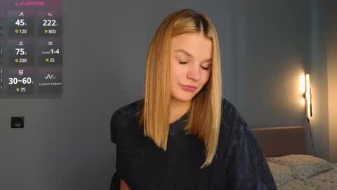Snapshot of lovely_babyy chatting on 02/19/25, 05:05 Jenny online show from 02/19/25, 05:05