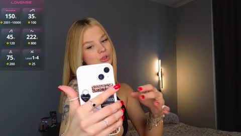 Snapshot of lovely_babyy chatting on 02/24/25, 02:30 Jenny online show from 02/24/25, 02:30