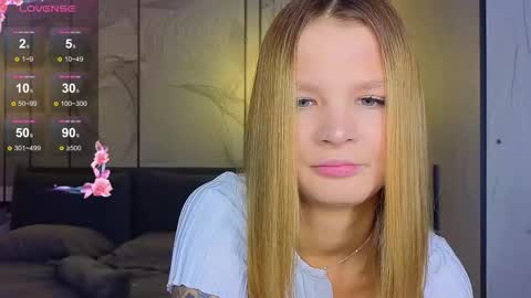 Snapshot of lovely_babyy chatting on 09/13/25, 03:50 Jenny online show from 09/13/25, 03:50