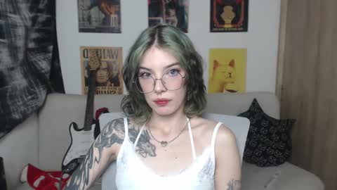 Snapshot of lovely_cass chatting on 02/13/25, 04:54 Cassie online show from 02/13/25, 04:54